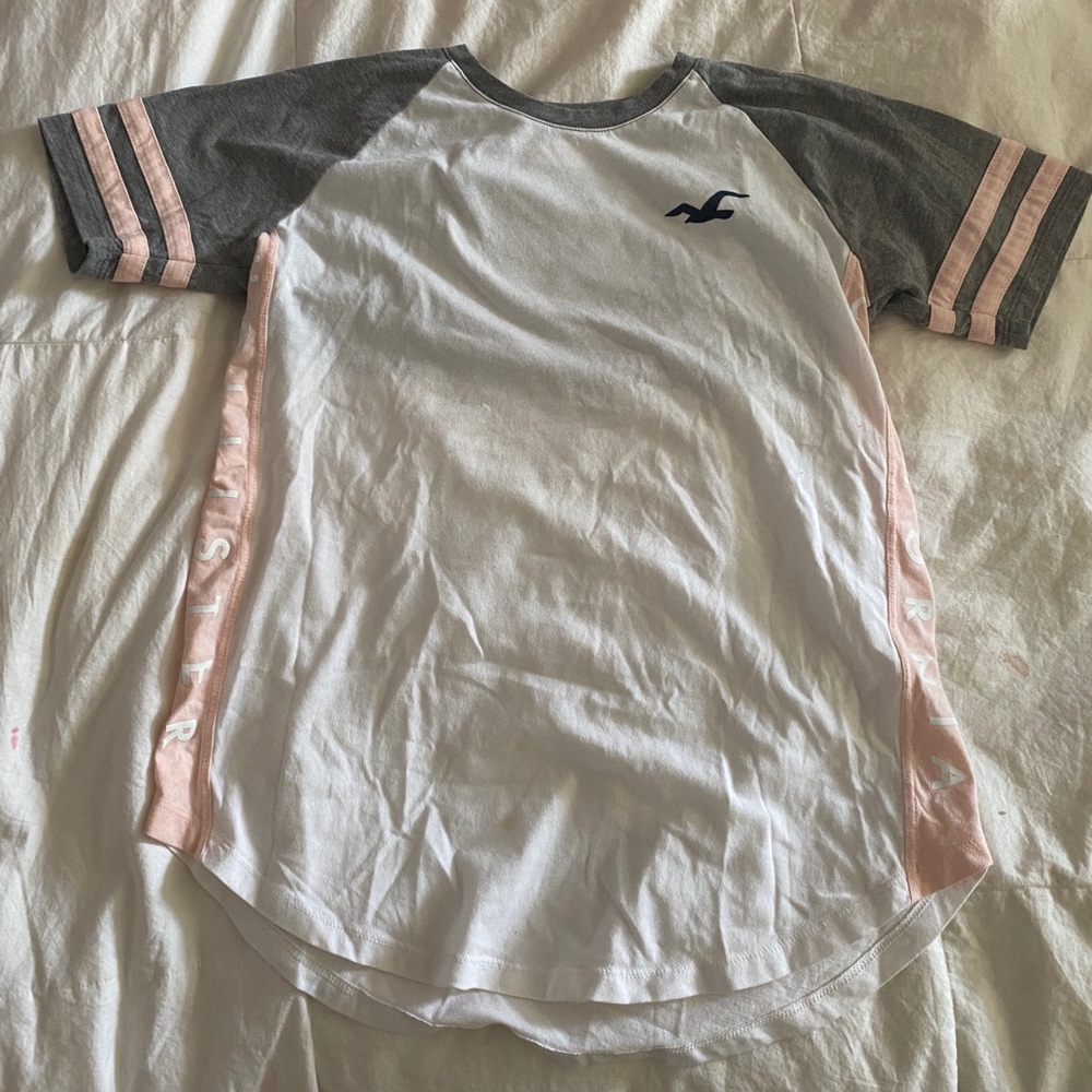 Woman’s hollister t-shirt